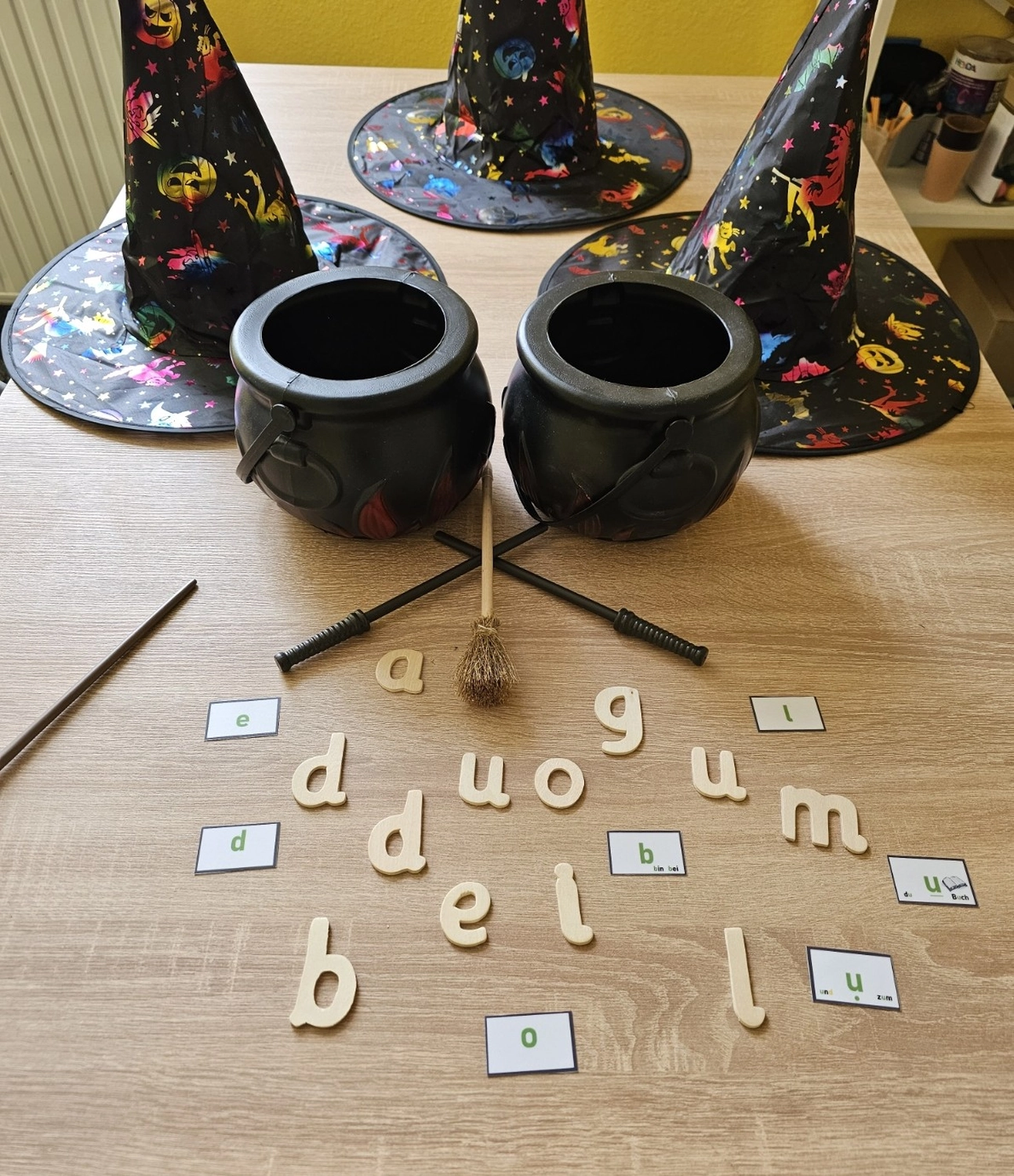 Spatzenlernen - Lerntherapie Prävention. Lernförderung – Dieses Bild zeigt ein lehrreiches Halloween-Aktivitätsset, das wahrscheinlich für Kinder gedacht ist, um Rechtschreibung oder Sprachkenntnisse zu üben.